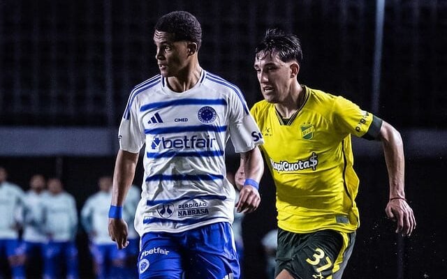 Jovem Kauã Prates é o reserva imediato para a lateral esquerda do Cruzeiro (Foto: Gustavo Aleixo/Cruzeiro)