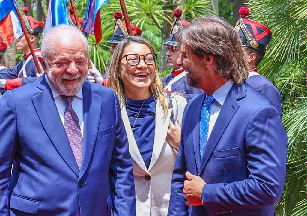 Lula e a primeira-dama Janja da Silva com o presidente Uruguaio Luis Lacalle Pou