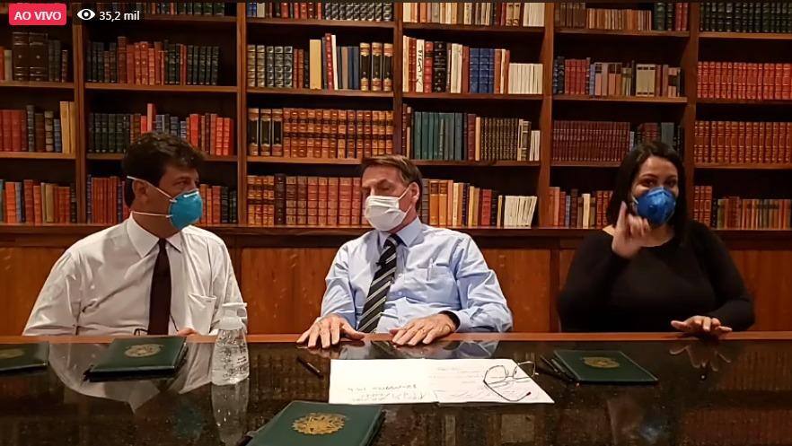 Presidente Jair Bolsonaro e o ministro da Saúde, Luiz Henrique Mandetta, usam máscaras cirúrgicas em live no Facebook