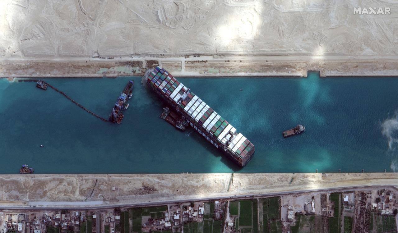 Depois de muitas manobras, equipes de resgate conseguem liberar navio que estava encalhado há quase uma semana no Canal de Suez
