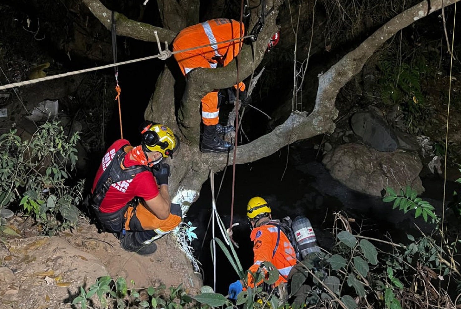 Bombeiros foram acionados para remover o corpo do local de difícil acesso