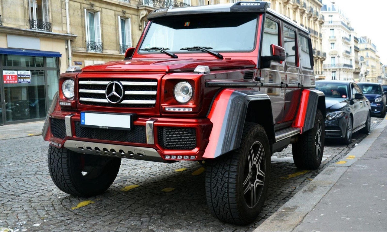 SUV da Mercedes parado em rua de Paris exemplifica bem o problema