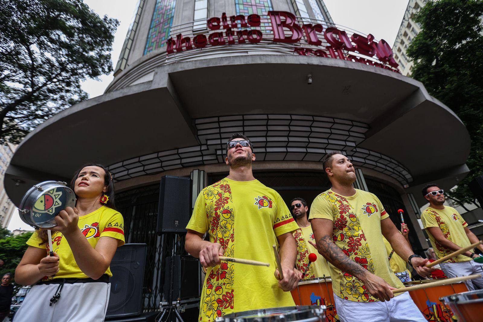 Apresentação alegrou quem passou pela praça Sete nesta quinta (PASSE PARA O LADO E VEJA MAIS FOTOS)