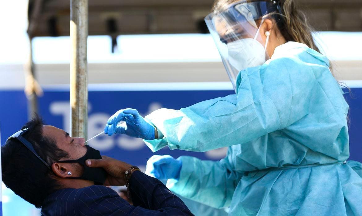 Imagem mostra homem fazendo teste contra Covid-19