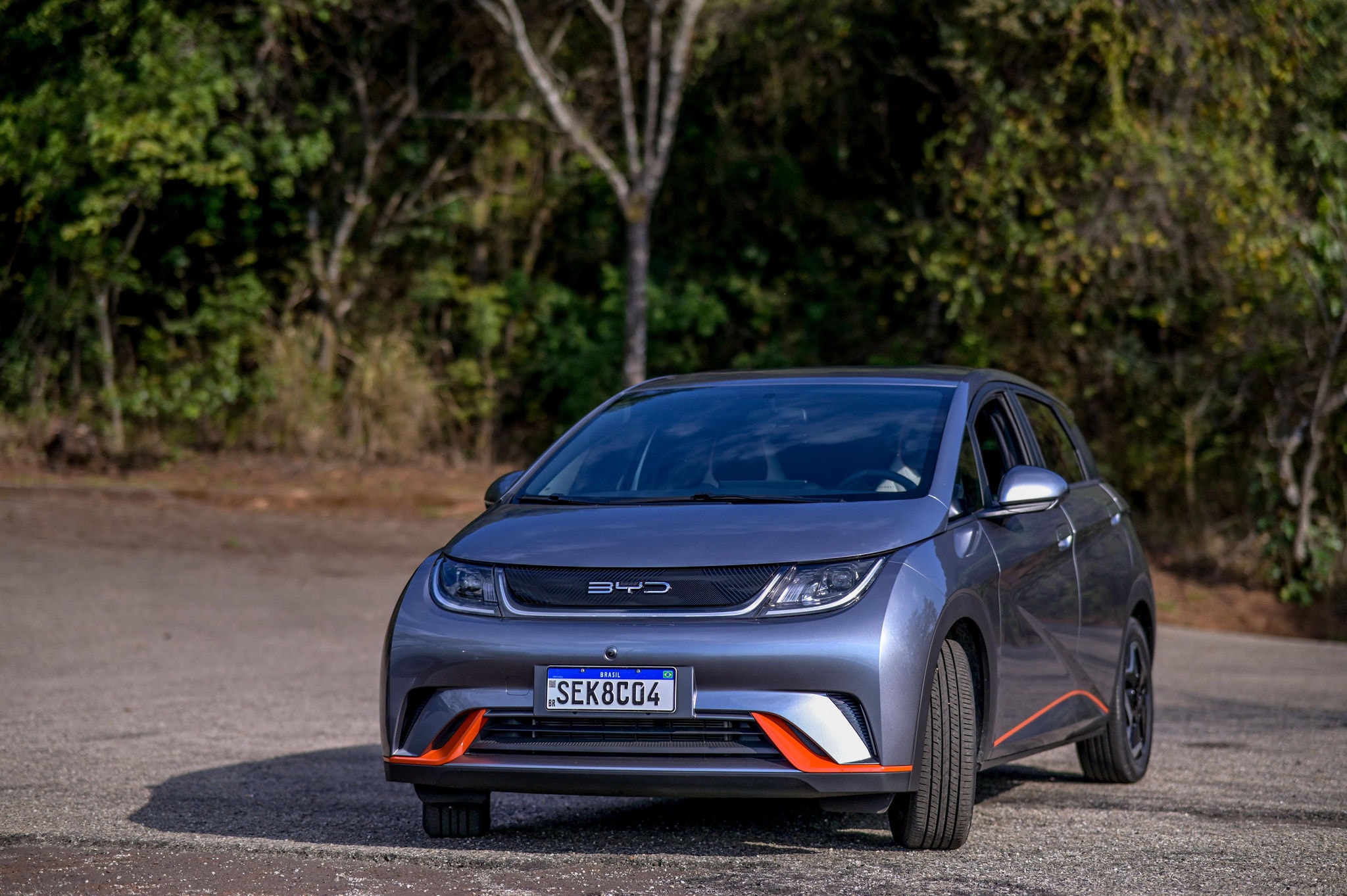 BYD Dolphin tem design inspirado nas ondas do mar, segundo a marca chinesa