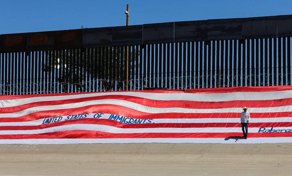 "Estados Unidos dos imigrantes", diz mural em muro entre México e EUA