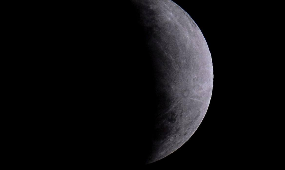 Nasa anuncia programa para levar primeira mulher à lua em 2024