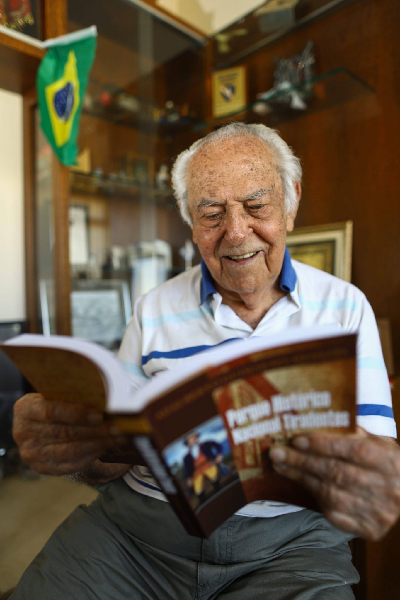 Aos 92 anos, Adalberto Menezes busca saber mais sobre seu antepassado