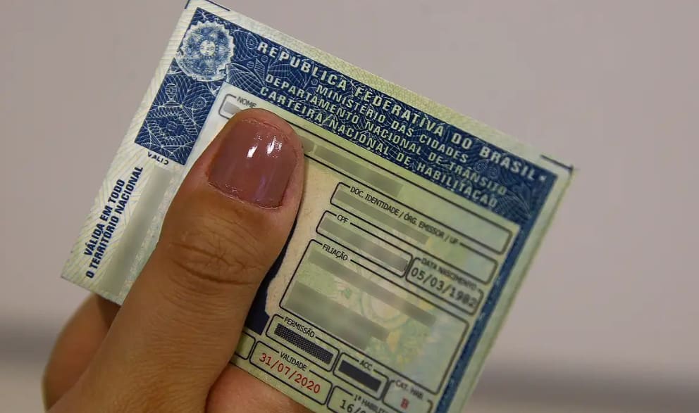 Para ter CNH, o motorista deve ter frequência mínima em aulas teóricas e práticas