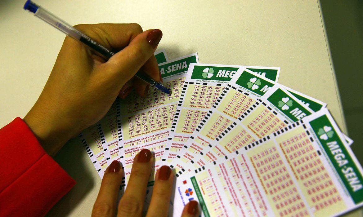 A aposta simples da Mega-Sena, com seis dezenas, custa R$ 4,50
