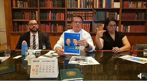 Bolsonaro mostra cartaz e fala de Marcelo Crivella (Republicanos) antes do 1º turno das eleições 2020