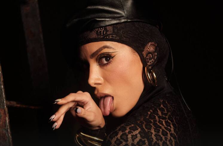 Anitta lança clipe de 'Gata' e diz ter vergonha fora dos palcos