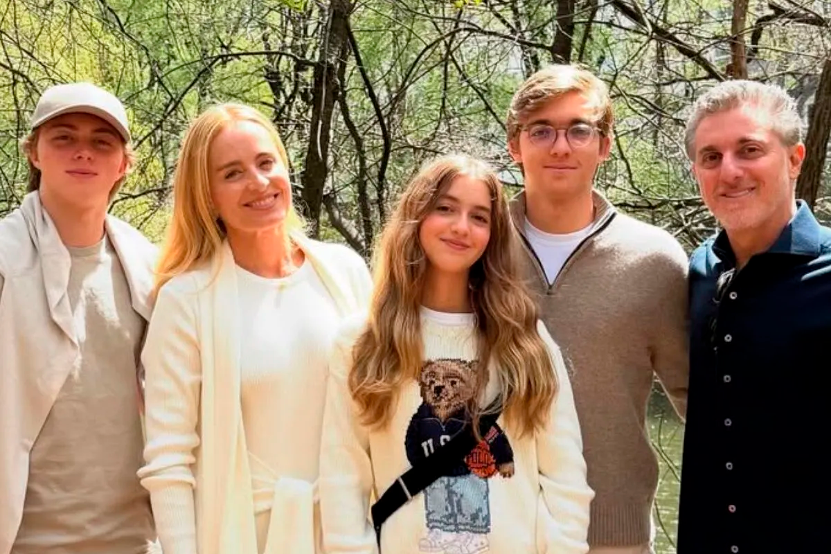 Angélica, Luciano Huck e seus três filhos'