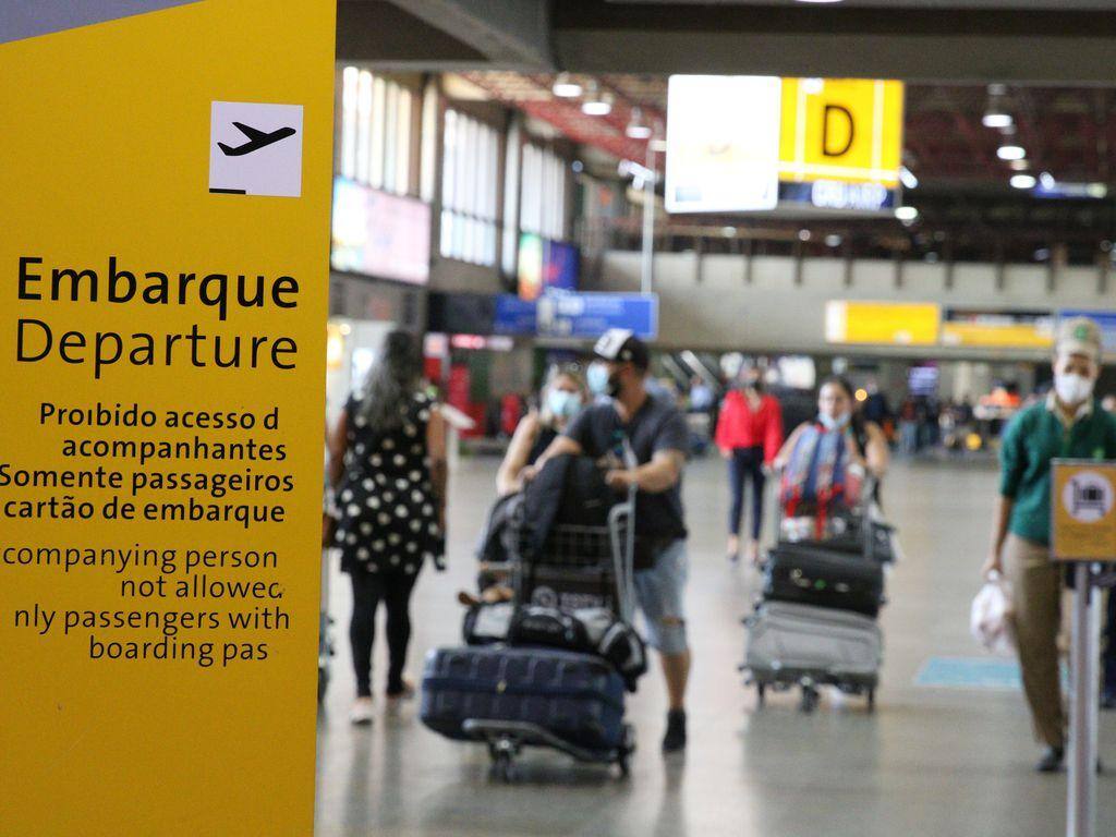Passageiros no Aeroporto Internacional de Guarulhos