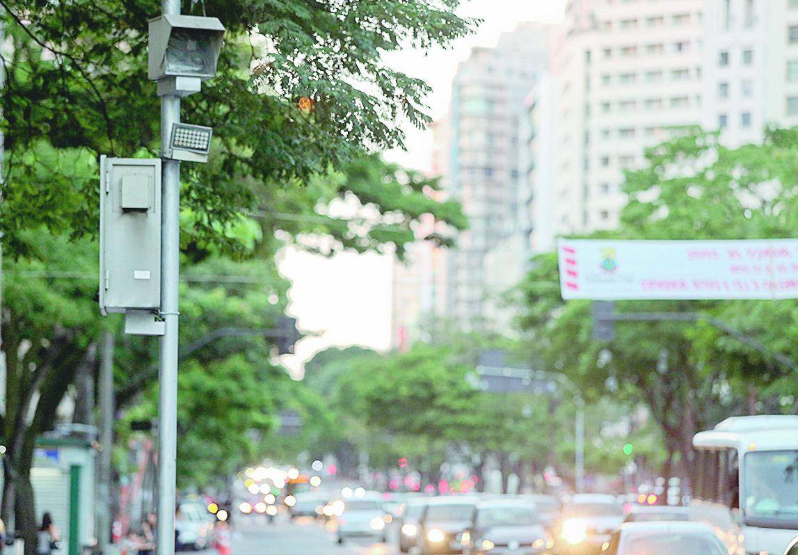 Atenção. Um dos cinco novos radares instalados está no cruzamento das avenidas Getúlio Vargas e Afonso Pena, na região Centro-Sul