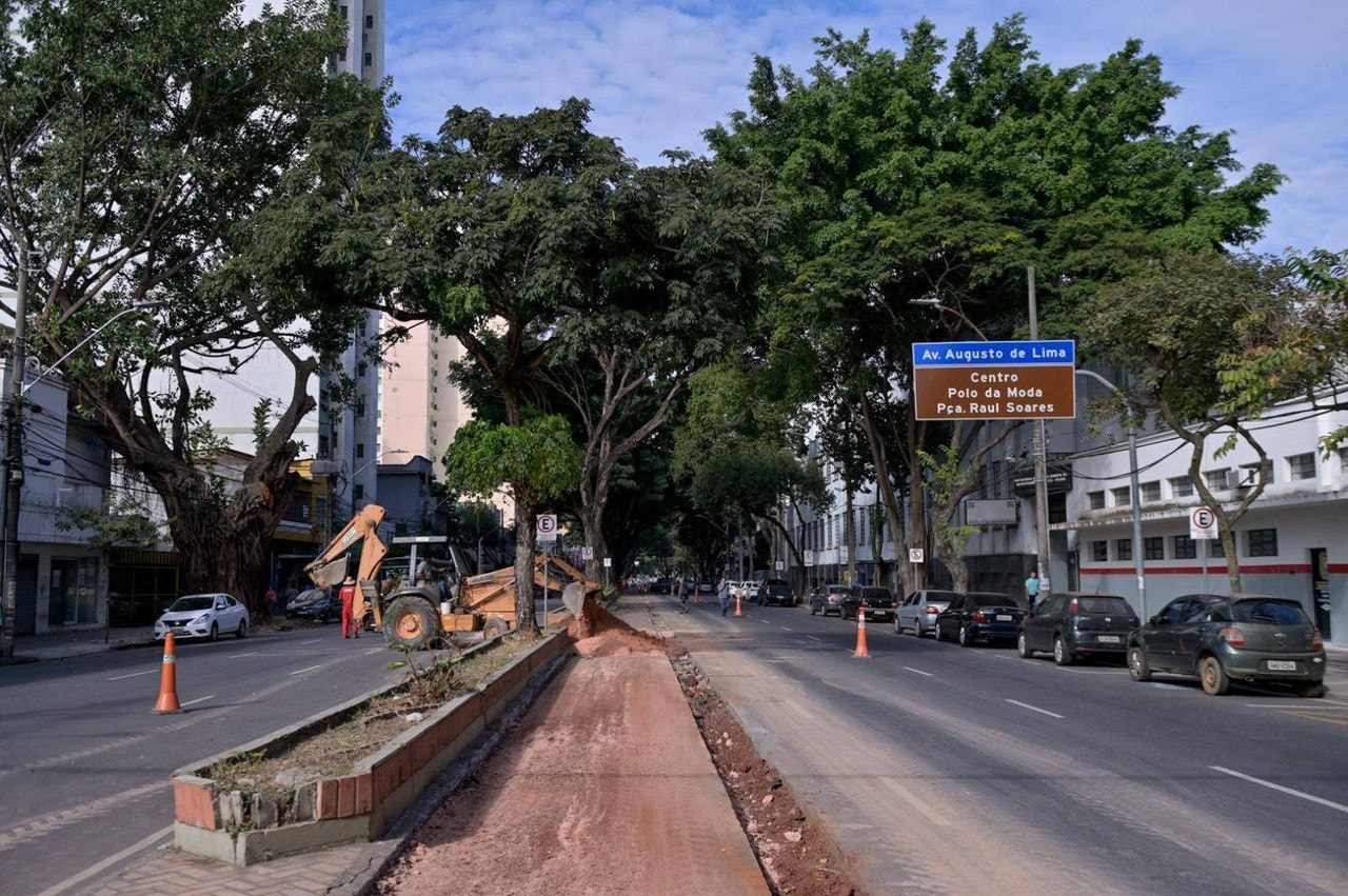 Obras para implantação de ciclovia na avenida Augusto de Lima