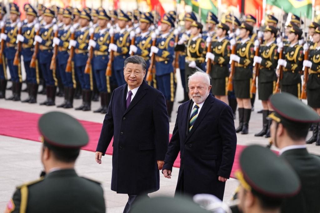 O presidente Luiz Inácio Lula da Silva e o presidente da China, Xi Jinping, assinaram, em Pequim, 15 acordos comerciais