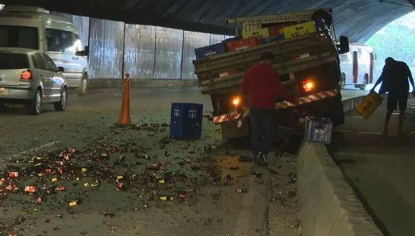 carga de cerveja fica espalhada no túnel da lagoinha