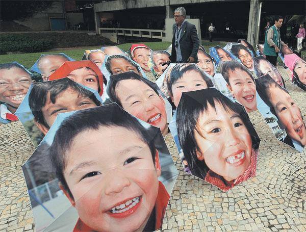 Guarda-chuvas do projeto Merry Smille Action, em prol da vítimas do tsunami no Japão, colocados fora do Riocentro