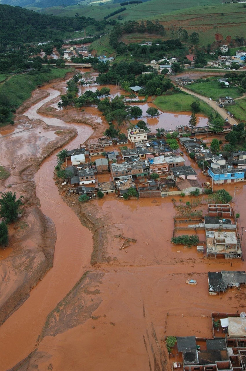 Em 2003, o rompimento da barragem de uma indústria em Cataguases, na Zona da Mata, espalhou 900 mil m³ de rejeitos industriais