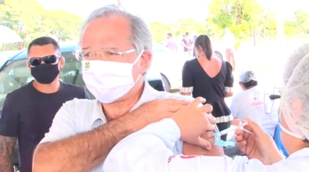 Ministro Paulo Guedes é vacinado no DF