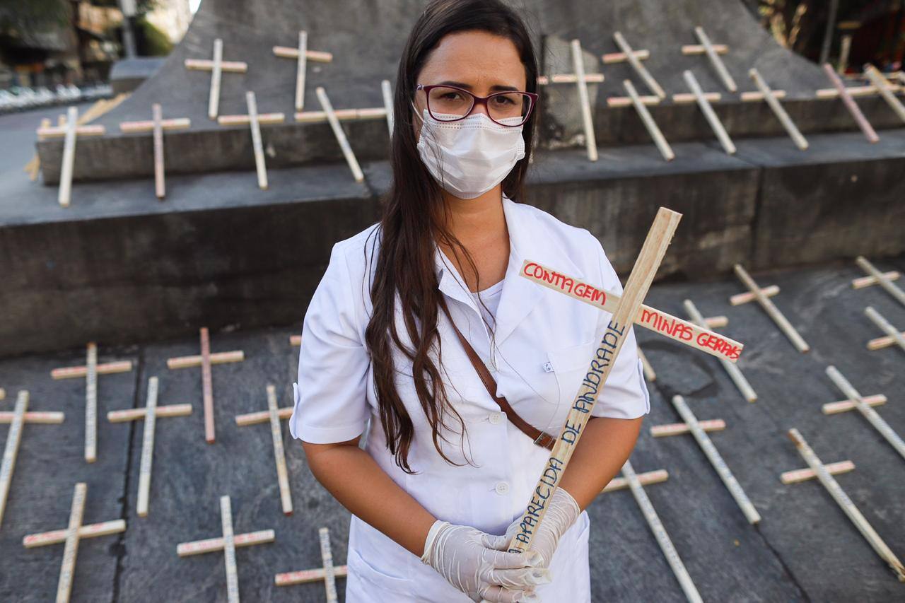 No ano passado, enfermeiros fizeram tributo aos colegas mortos durante a pandemia