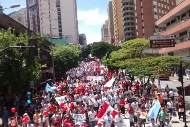 Manifestantes tomam a avenida Amazonas, próximo ao Mercado Central
