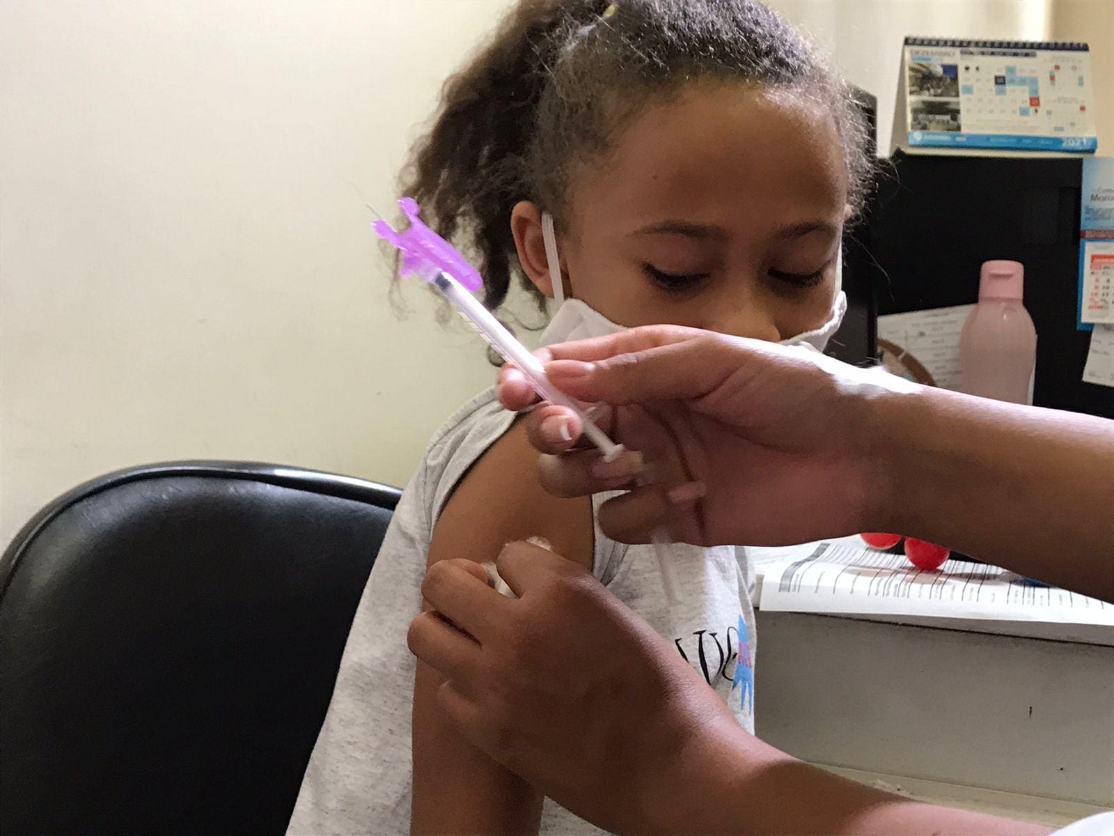 Crianças recebem a vacina contra a Covid