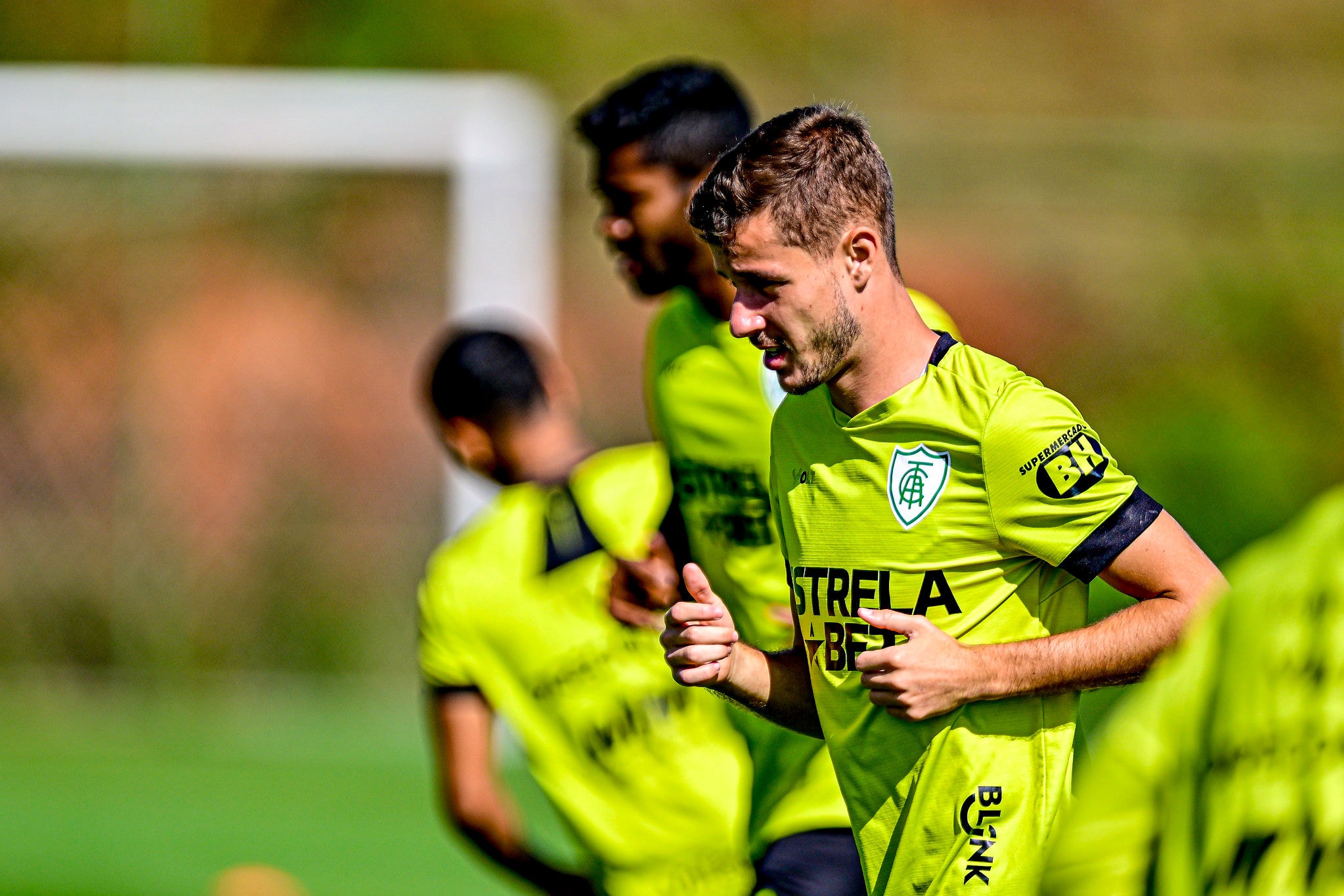 Gustavinho assinou com o América até novembro de 2025
