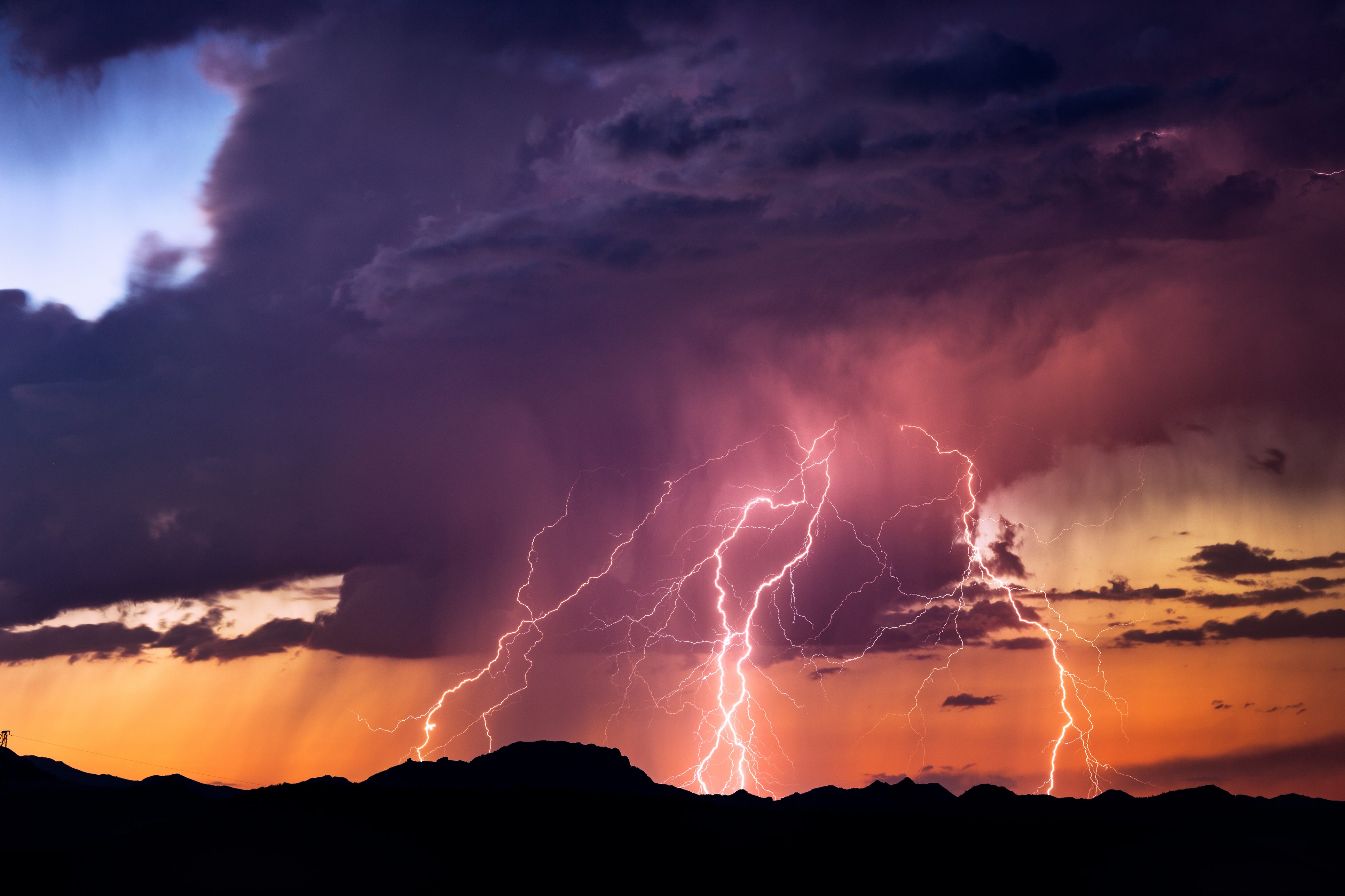 INMET emite alerta laranja de tempestade com ventos de até 100 km/h em Corumbá e região até segunda-feira (23)