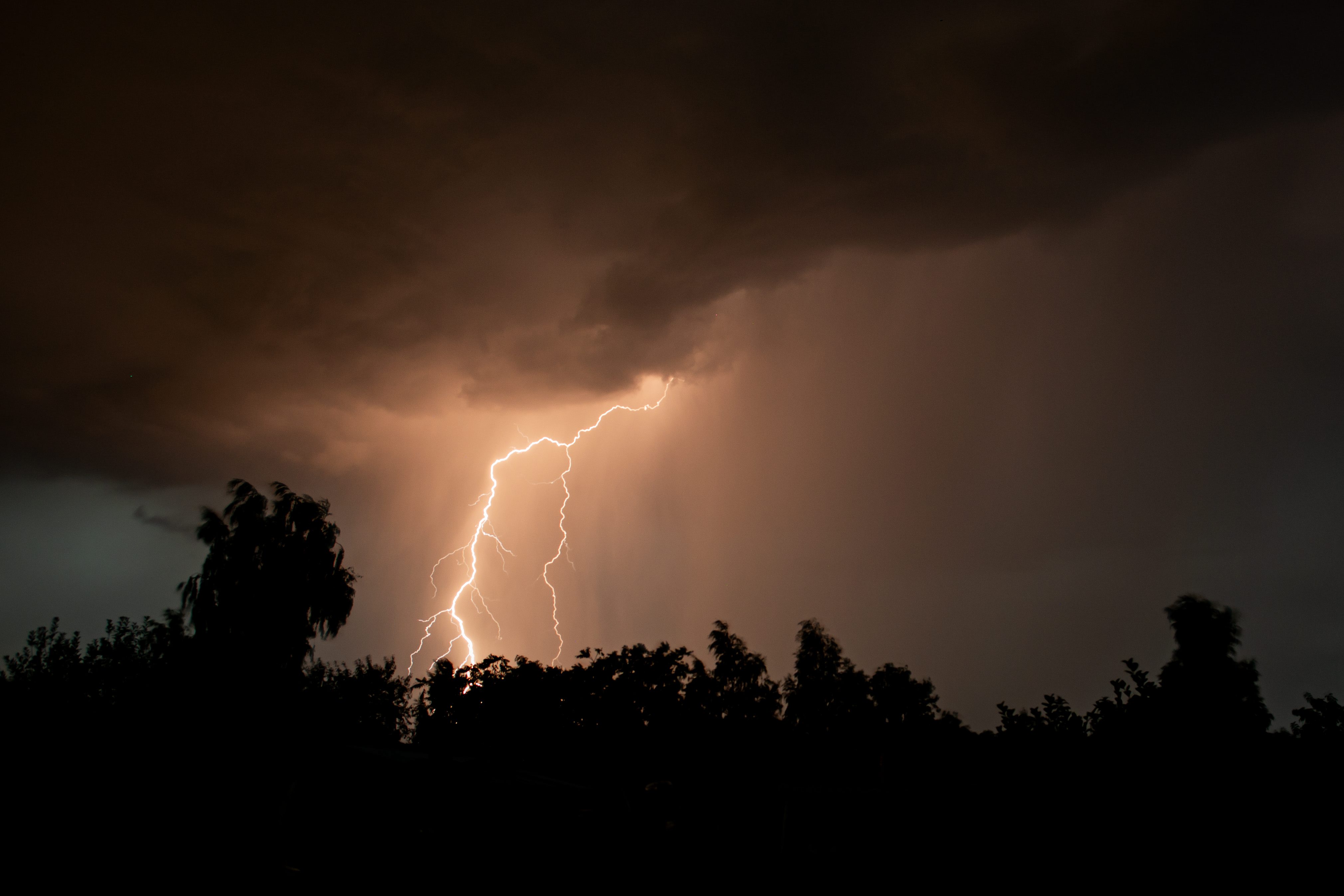 INMET emite alerta amarelo de tempestade com risco de granizo em Itariri e região até terça-feira (24)