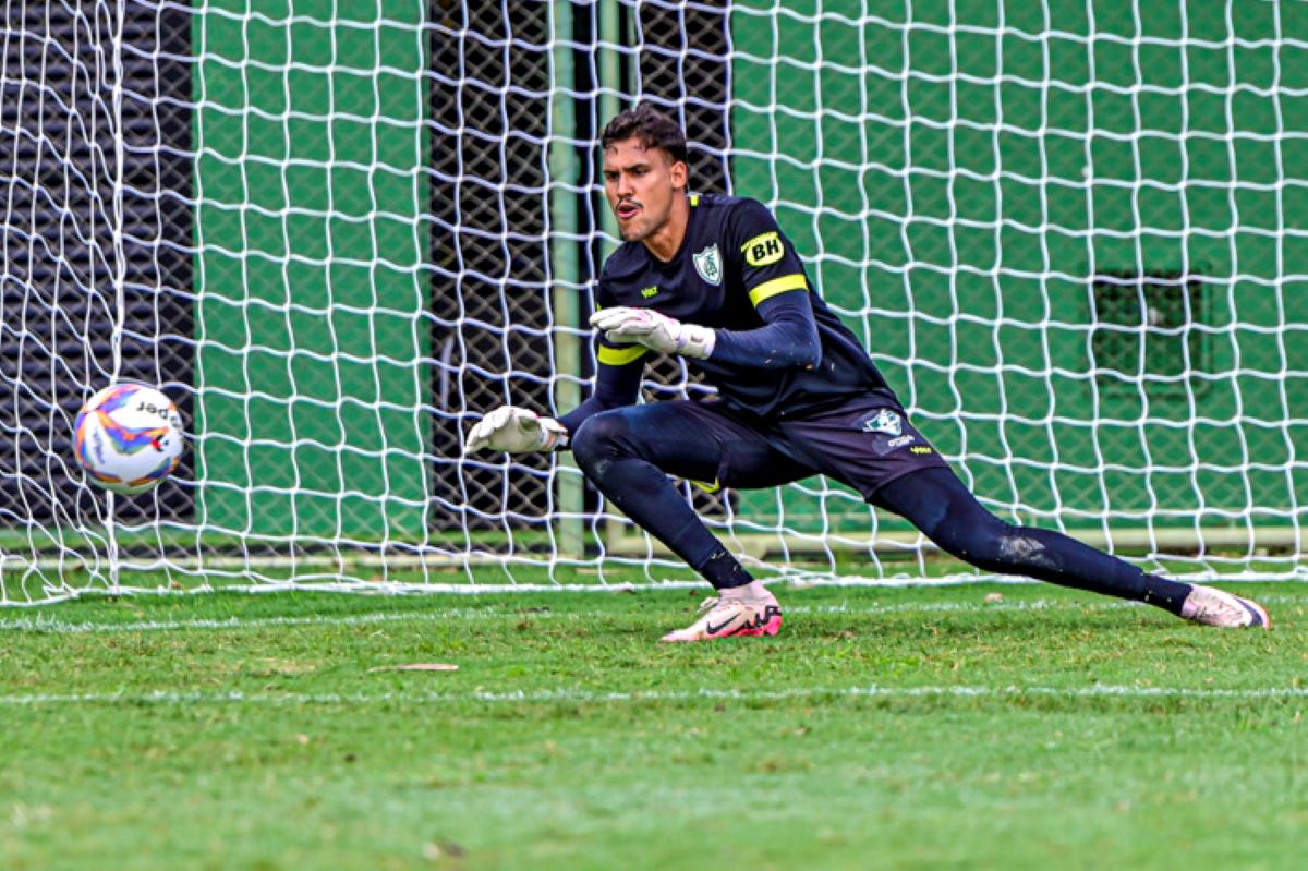 Atlético negocia Matheus Mendes com clube europeu e América deve ficar sem o goleiro