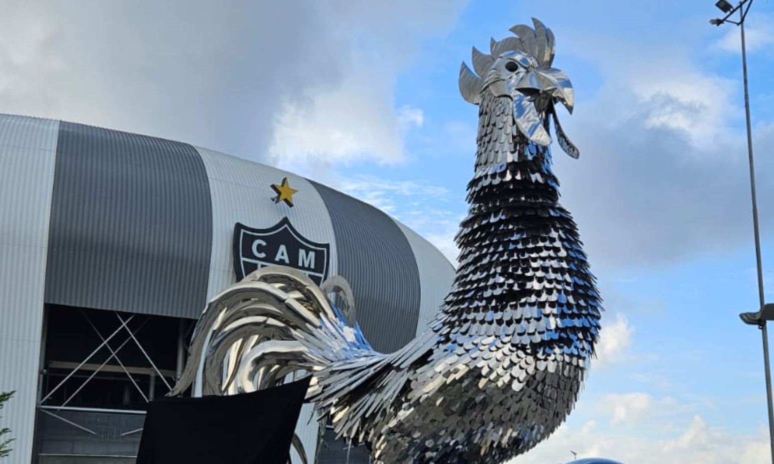 Atlético: Galo de inox gigante é inaugurado na esplanada da Arena MRV