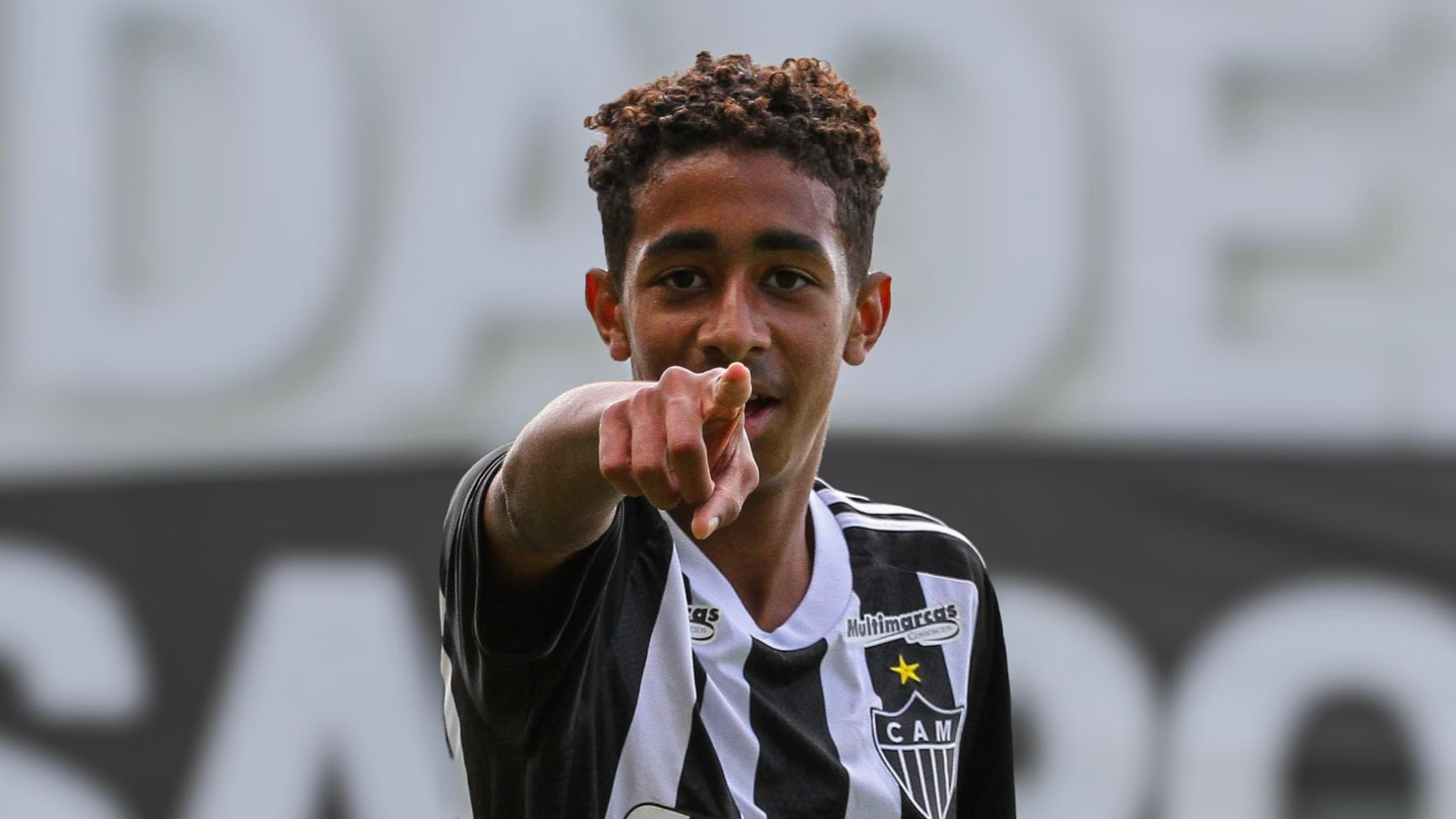 Destaque da base do Atlético assina primeiro contrato como profissional