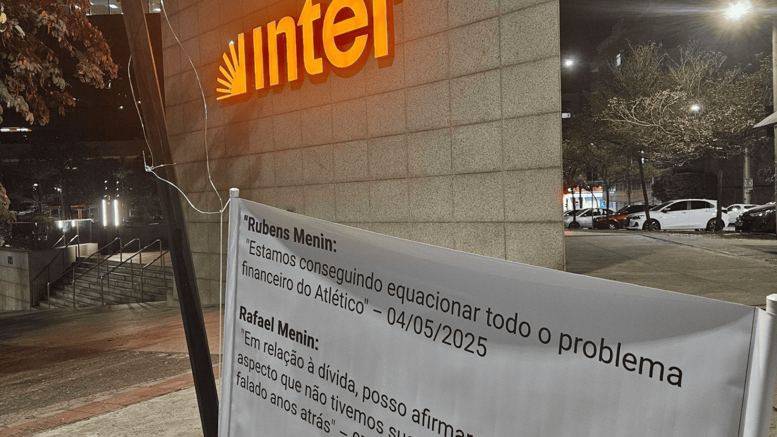 Empresas de donos do Atlético são alvos de protestos da torcida; entenda