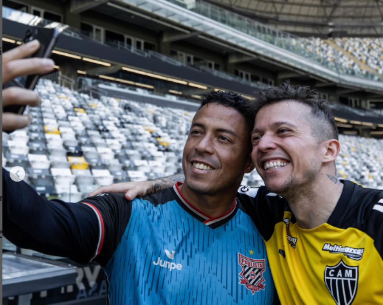 Goleiro campeão da Libertadores de 2013 tira foto com Bernard e tieta Hulk na Arena MRV