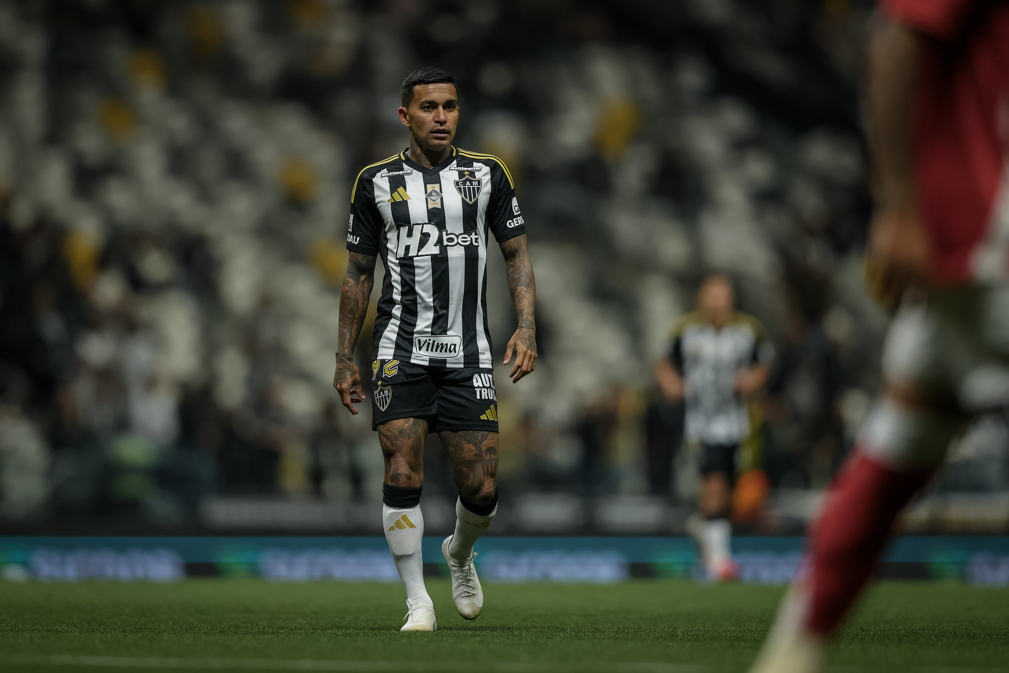 Dudu assina mais de 70 camisas do Atlético para ação do Instituto Galo