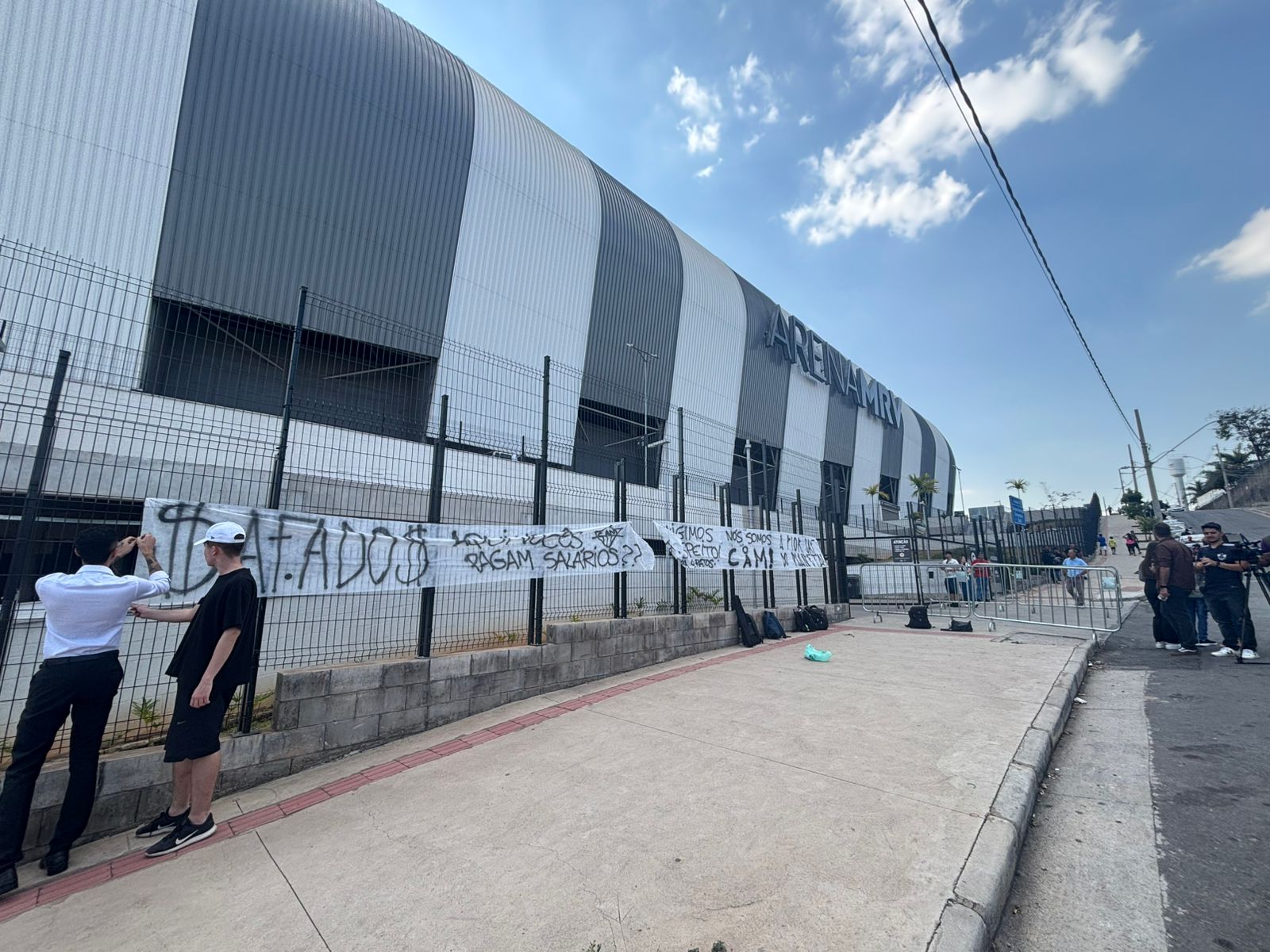 Scarpa e Rony são os principais alvos de protesto da torcida do Atlético na Arena MRV