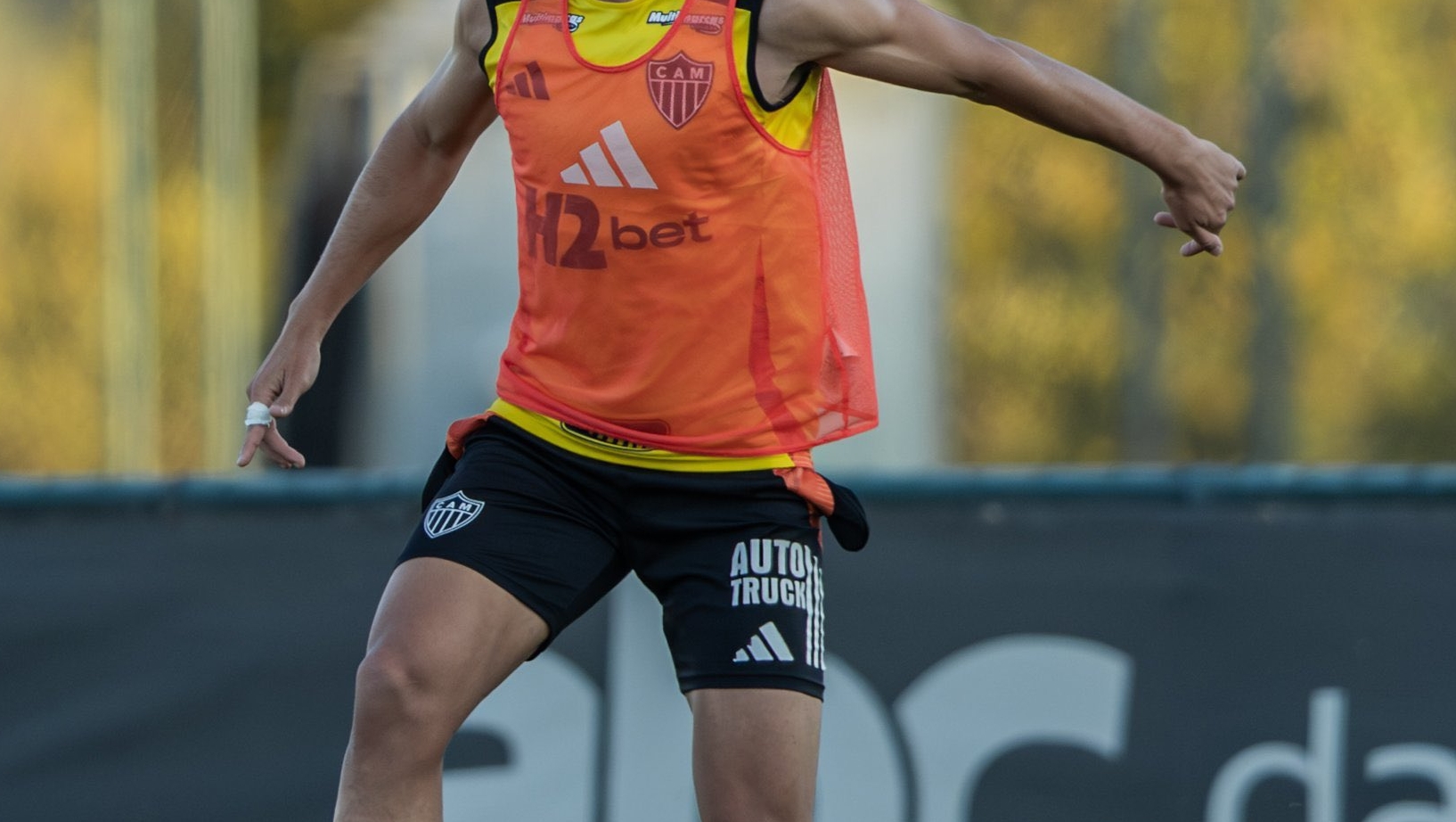 Jogadores do Atlético fizeram protesto com bolsos de fora durante treinamento