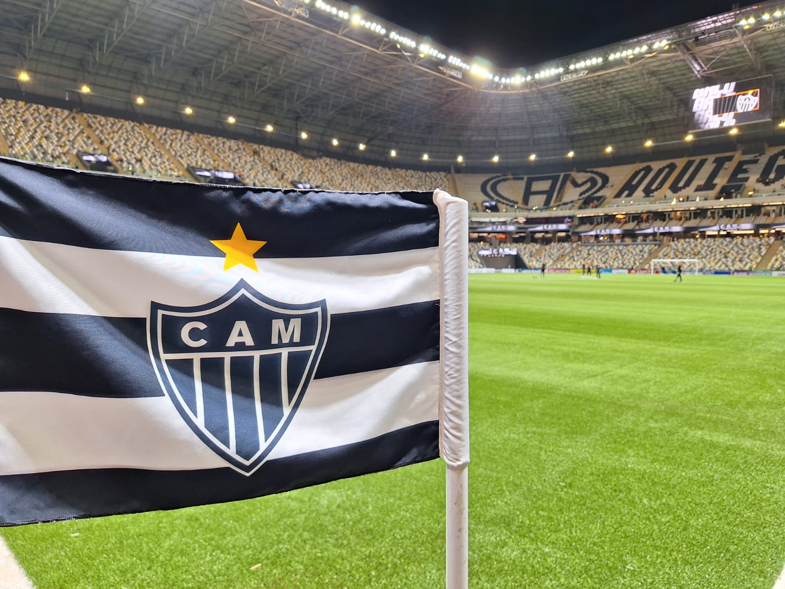 Scarpa, Rony e Igor Gomes são vaiados pela torcida do Atlético na Arena MRV