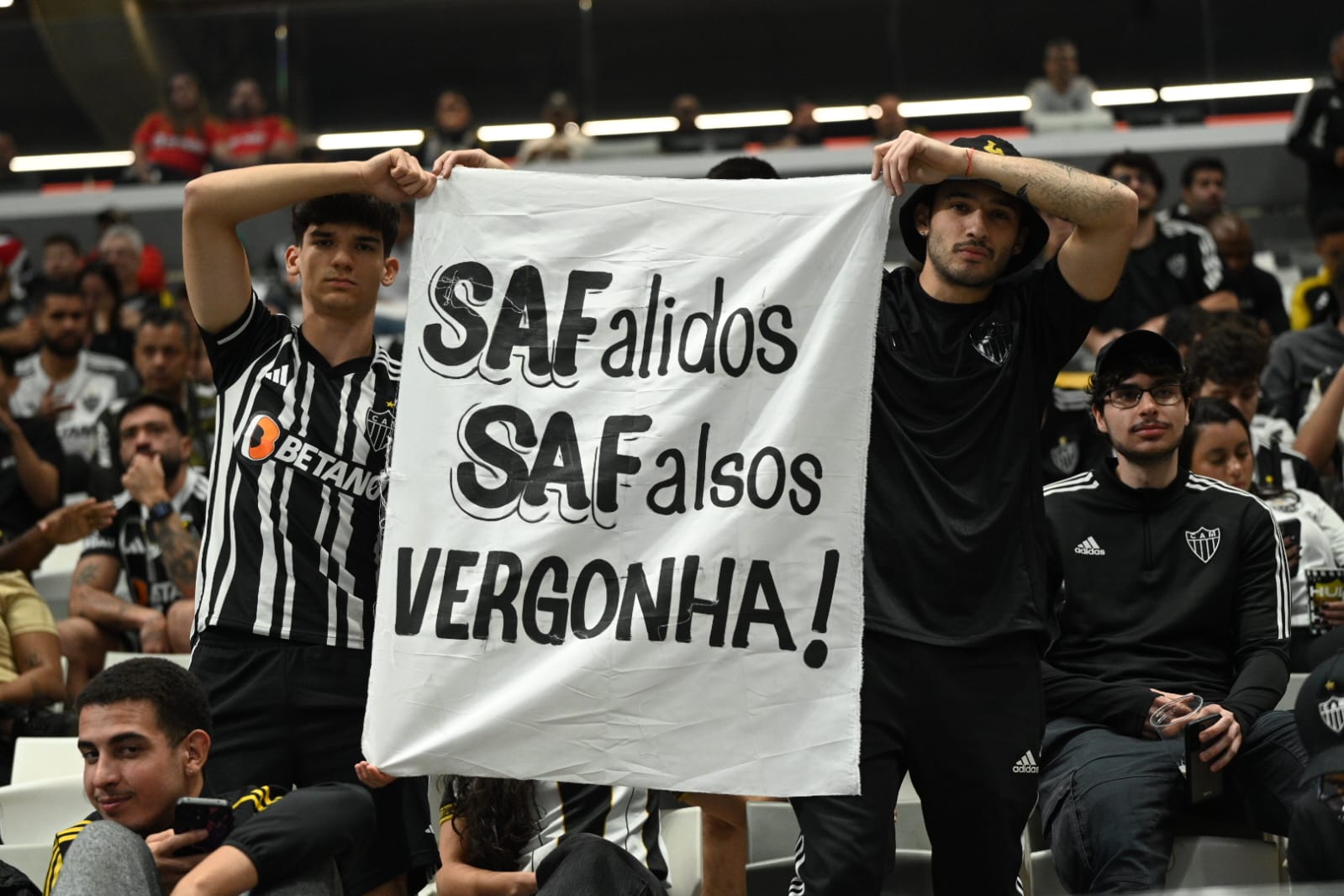 Jogadores e donos do Atlético são xingados pela torcida na Arena MRV