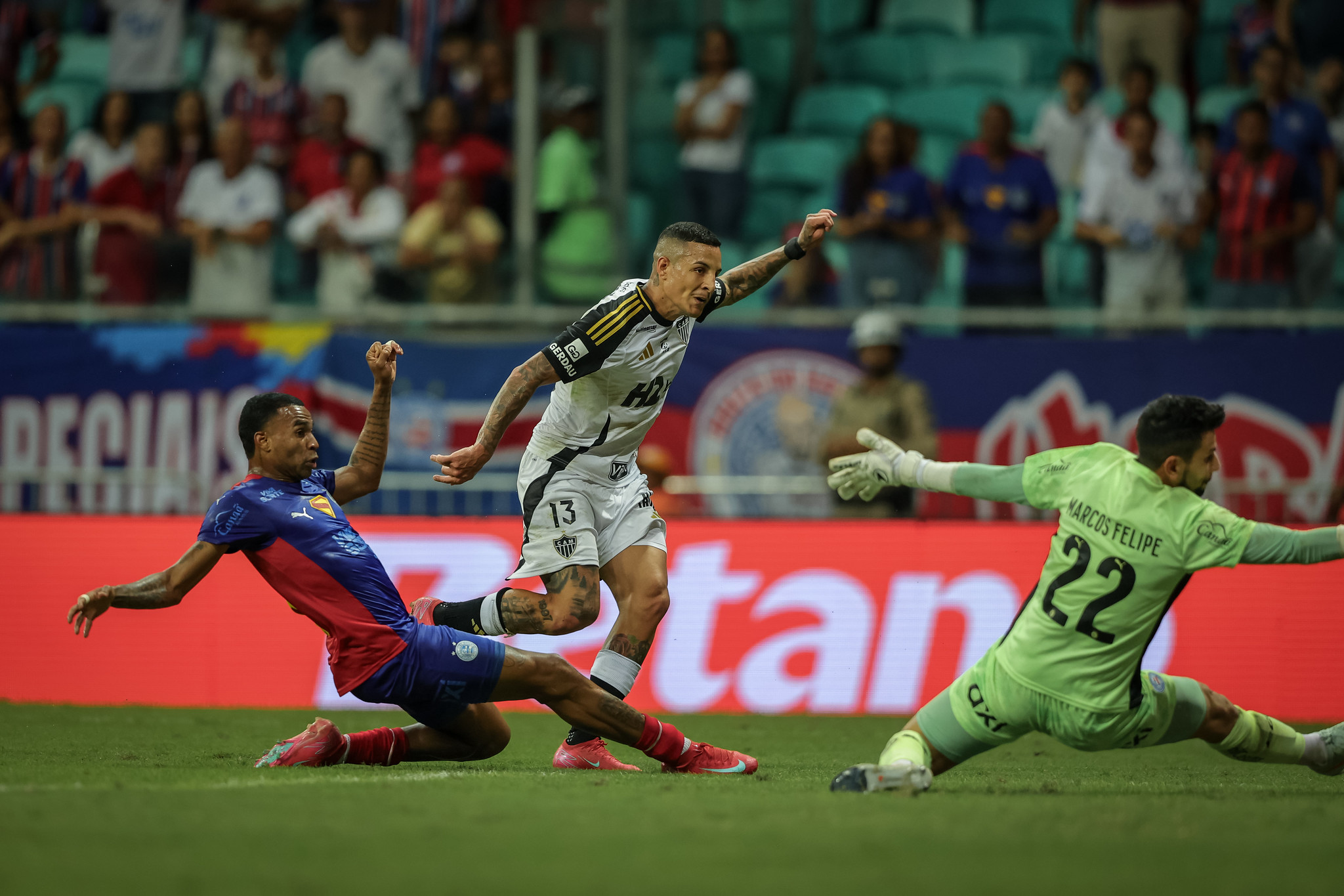 Hulk tenta salvar com golaço, mas Atlético joga mal e perde para o Bahia no Brasileirão