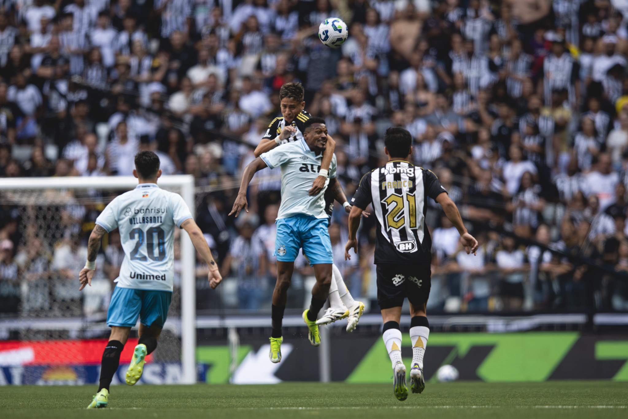 Atlético sofre com bola aérea na defesa e pouco a aproveita no ataque; veja números
