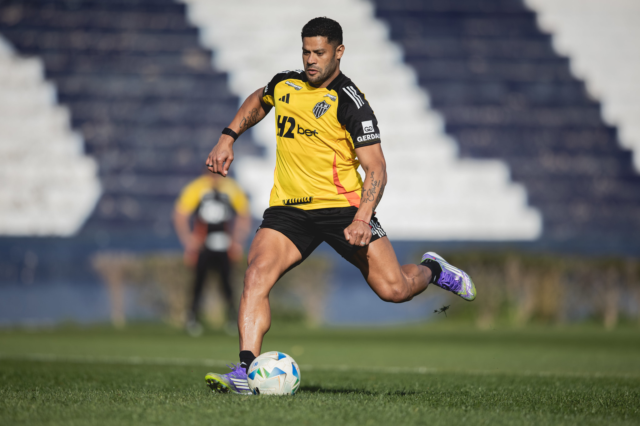 Hulk é tietado por crianças durante treino do Atlético na Argentina; assista