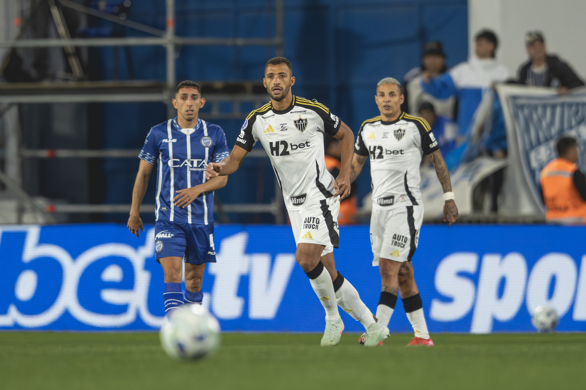 Cuca rasga elogios a Natanael e Vitor Hugo: 'Soberbo'
