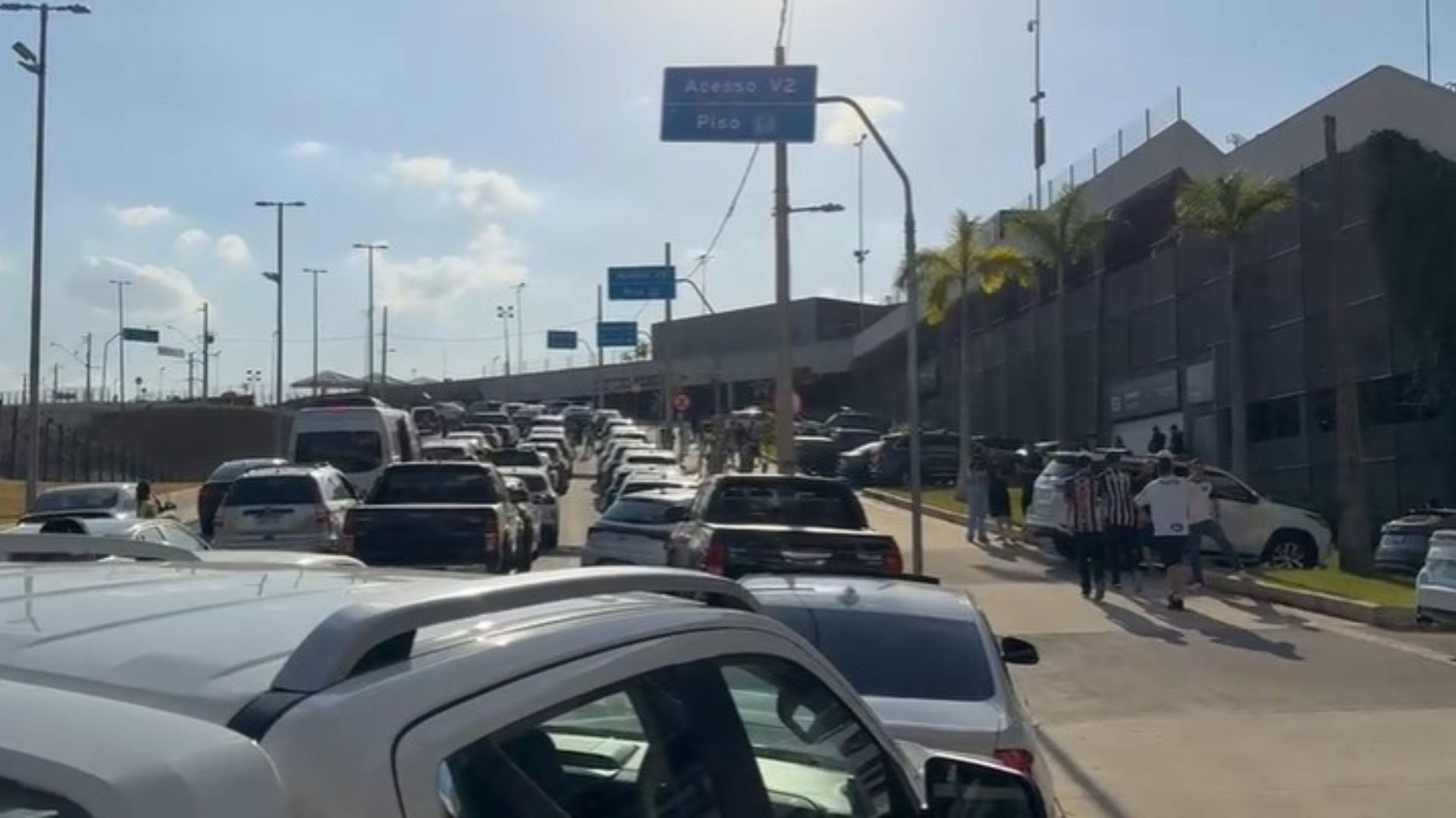 Atlético x Cruzeiro: a 3h do jogo, trânsito no entorno da Arena MRV apresenta lentidão; veja vídeo