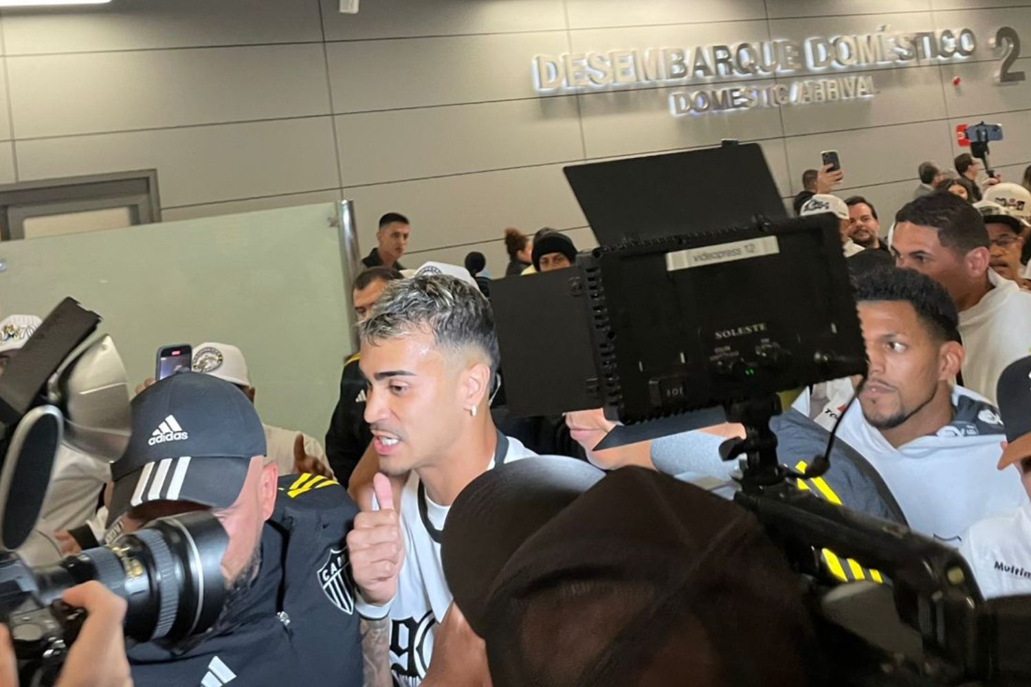 Com festa da torcida do Atlético, Reinier desembarca em BH e declara: ‘aqui é minha nova casa’
