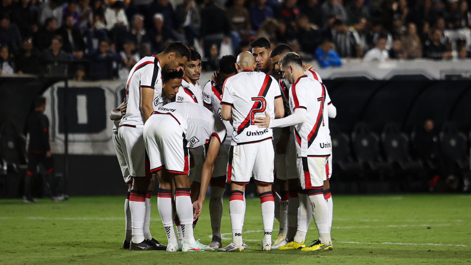 Meia emprestado pelo Atlético ‘faz fila’ e marca golaço na Série B; assista