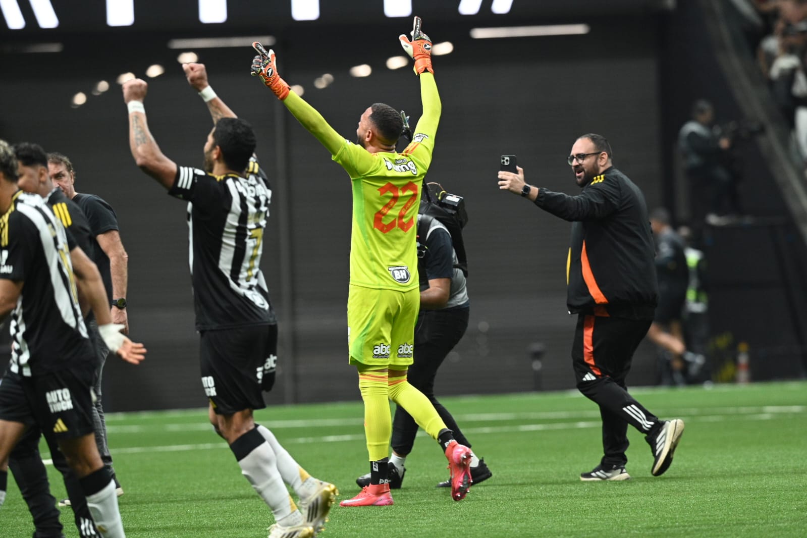 Com o pé e com as mãos: Everson volta a brilhar em uma decisão por pênaltis pelo Atlético