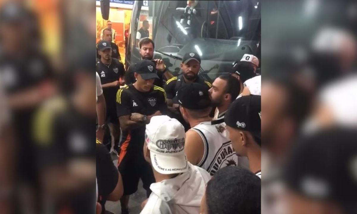 Torcida cobra jogadores do Atlético em desembarque